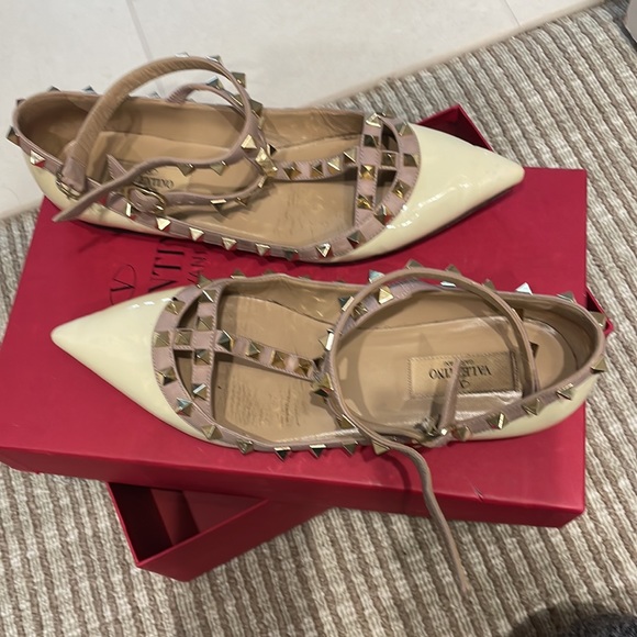 Authentic Valentino rock stud flats - Picture 2 of 11